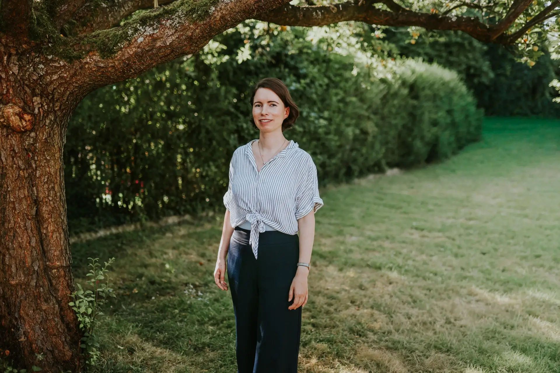 Angela Sieger im Garten des Kompetenz-Zentrum
